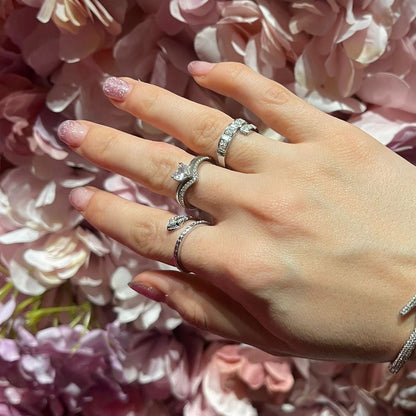 Anello ROMANCE HEART – Regolabile a V con Cuore e Zirconi | Eldra Milano