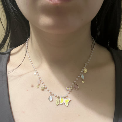 GLOW BUTTERFLY – Collana con Perline e Pendente Farfalla in Acciaio Colorato – Eldra Milano