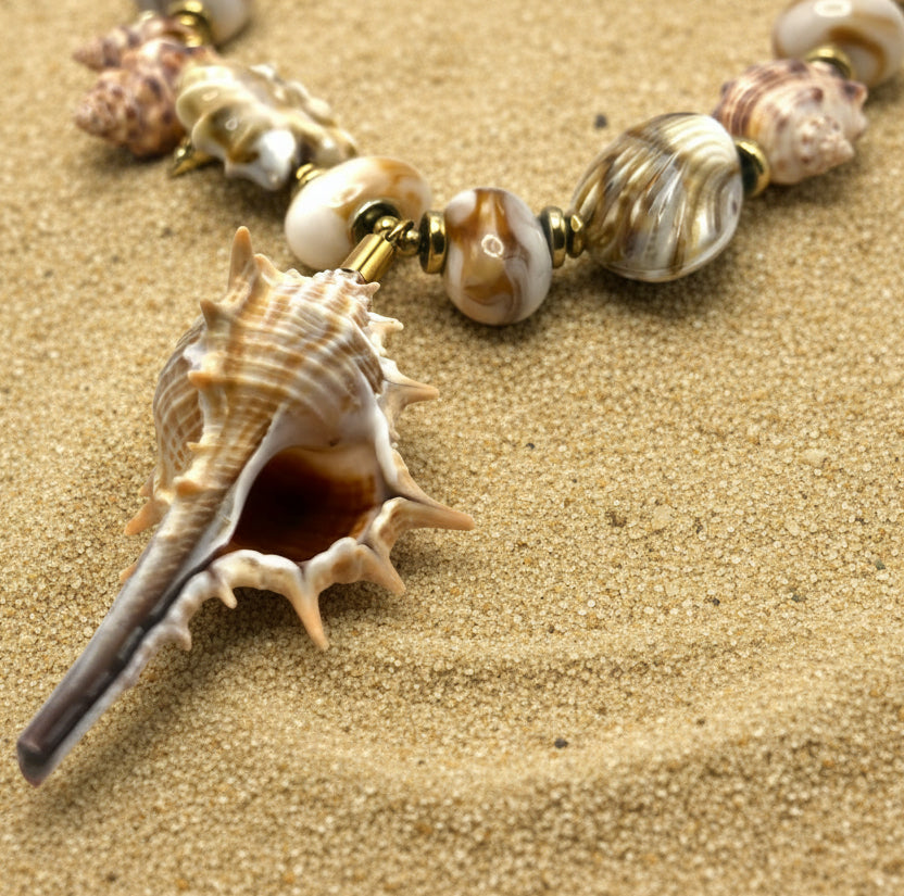 Collana SIRENA SHORE | Girocollo con Conchiglie Vere e Dettagli in Acciaio Inox – Eldra Milano