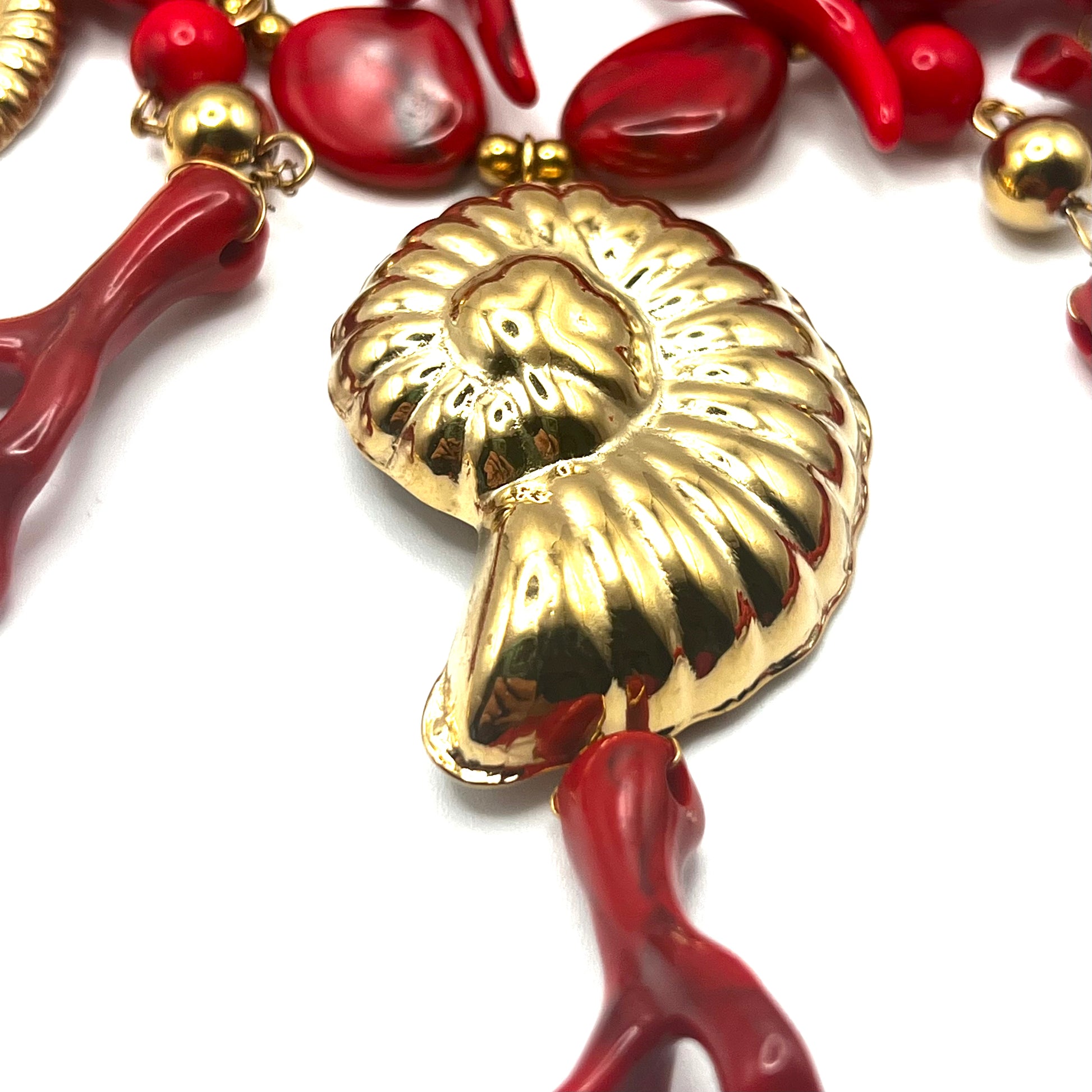 Collana CORAL REEF | Maxi Girocollo con Conchiglia e Rami in Resina Rosso Corallo – Eldra Milano