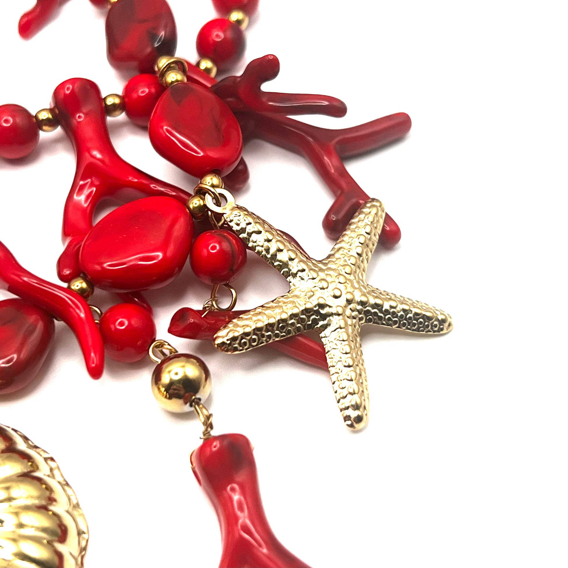 Collana CORAL REEF | Maxi Girocollo con Conchiglia e Rami in Resina Rosso Corallo – Eldra Milano