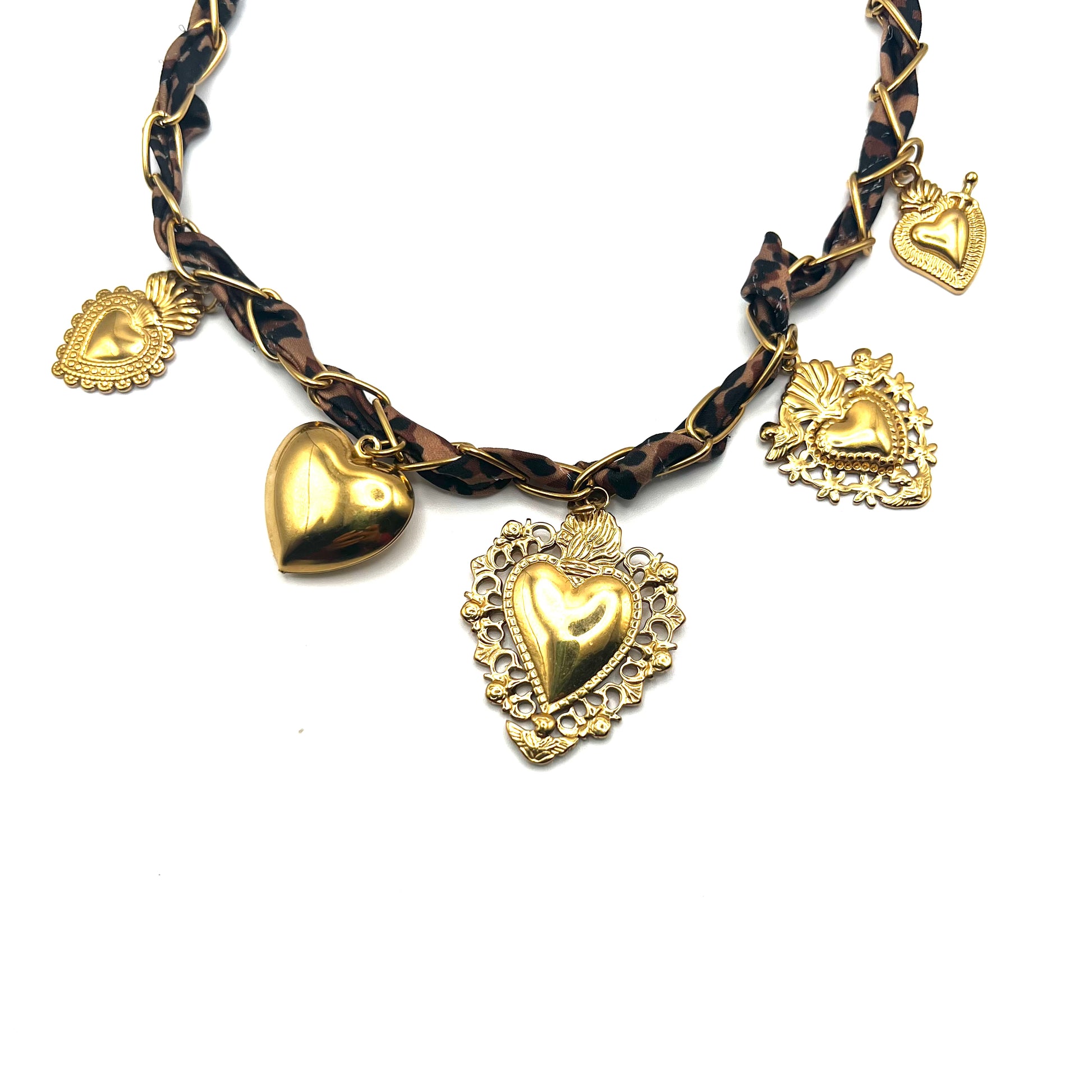 Collana WILD HEART – Girocollo in Acciaio Inox Oro con Cuori Sacri e Intreccio Leopardato