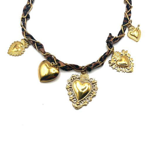 Collana WILD HEART – Girocollo in Acciaio Inox Oro con Cuori Sacri e Intreccio Leopardato