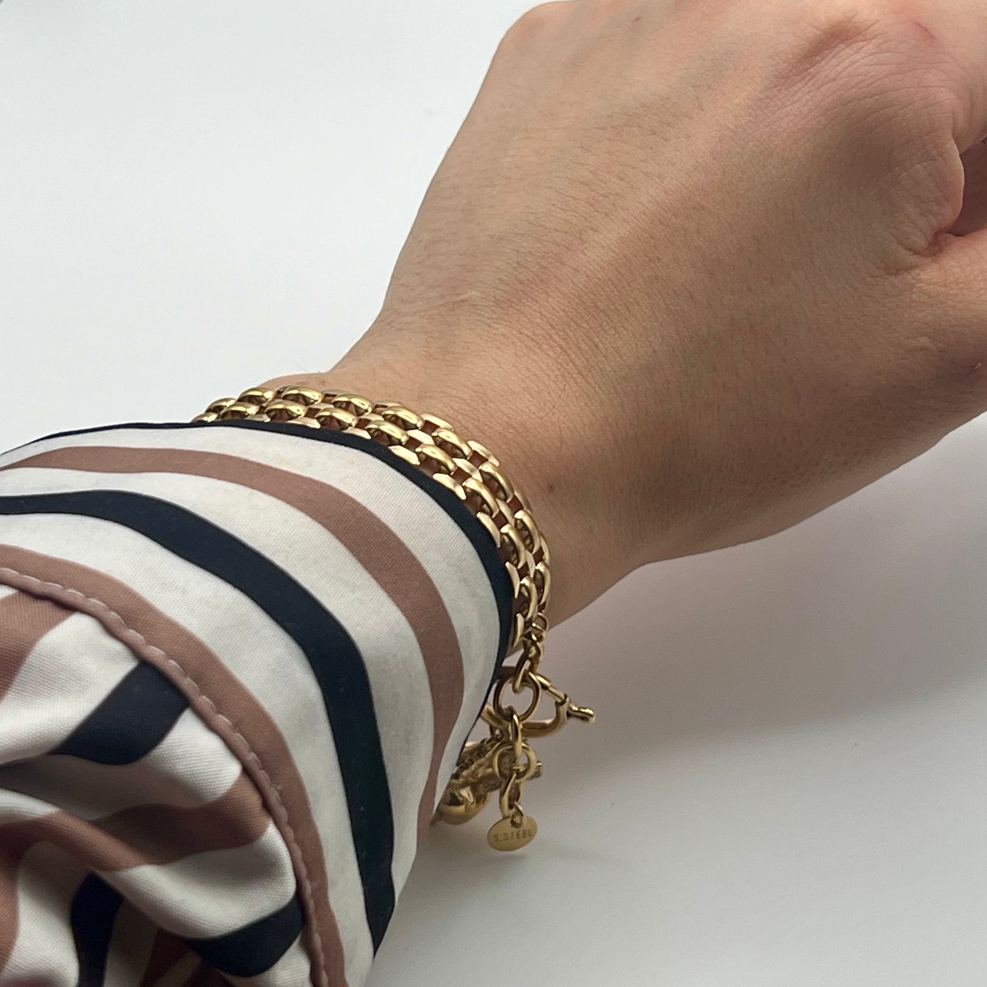 Bracciale SACRED BRICK – Maglia Mattoncino con Charms Cuore Sacro e Croce in Acciaio Inox Oro
