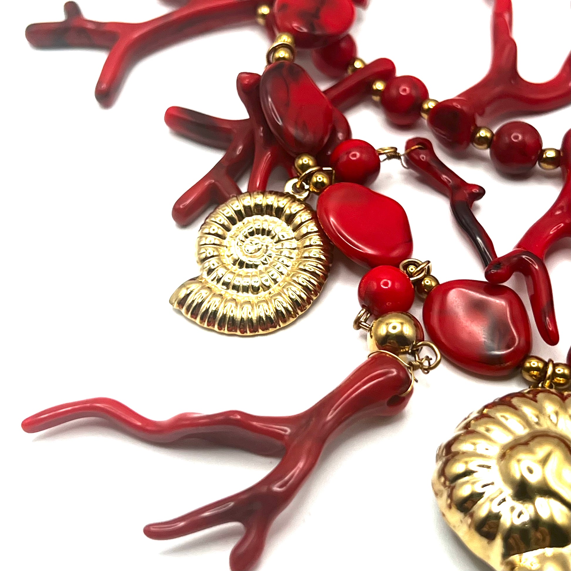 Collana CORAL REEF | Maxi Girocollo con Conchiglia e Rami in Resina Rosso Corallo – Eldra Milano