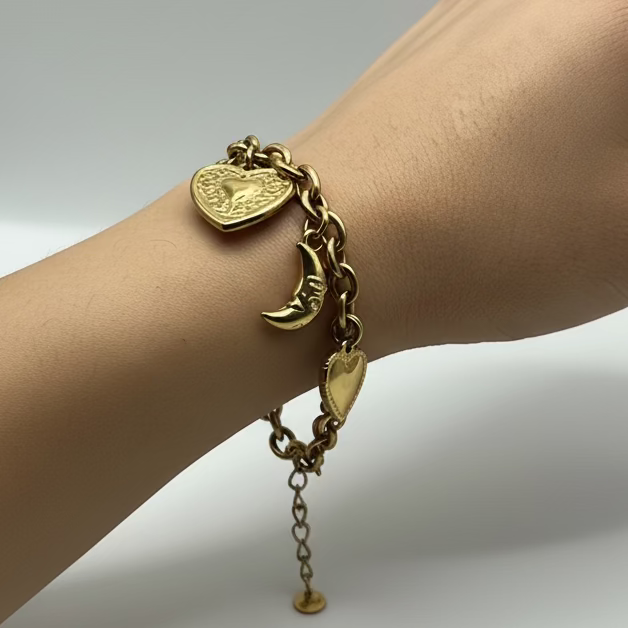 COSMIC CHARM – Bracciale con Ciondoli Sole, Luna, Cuore e Fiore in Acciaio Inossidabile – Eldra Milano