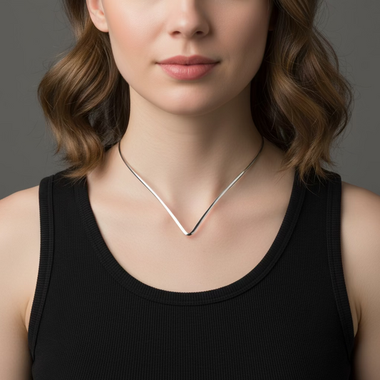 GLOW RIGID COLLAR – Girocollo Rigido Minimal in Acciaio (Tondo o V-Shape) – Eldra Milano