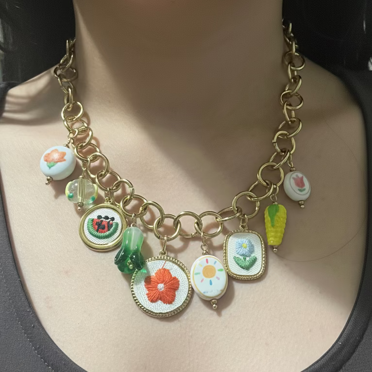 FLOWER CHIC NECKLACE – Collana Chunky Gold con Charms Frutta, Sole e Fiori – Eldra Milano